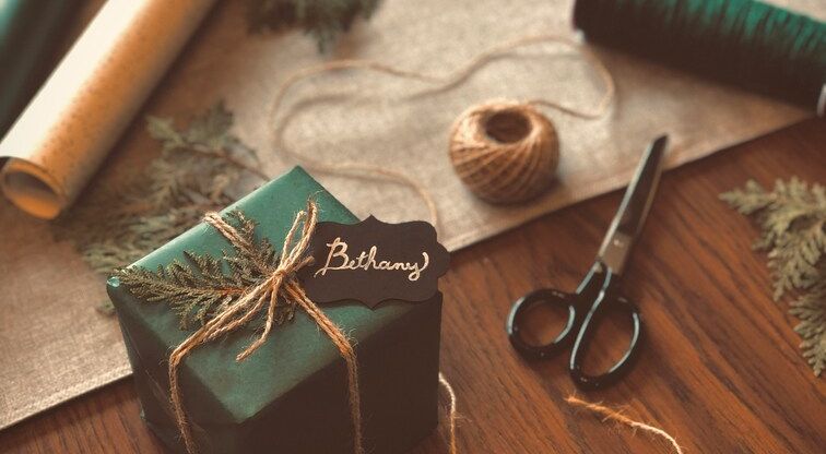 Prezent, którego nie da się kupić. Jak podarować bliskim emocje.