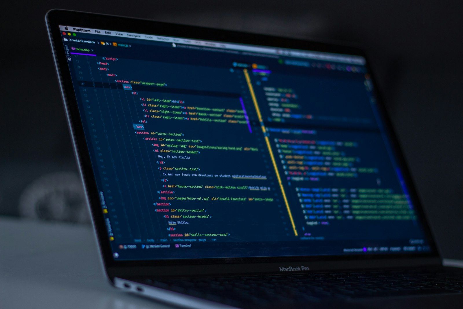Laptop z otwartym edytorem kodu, miejsce pracy programisty z asystentem AI